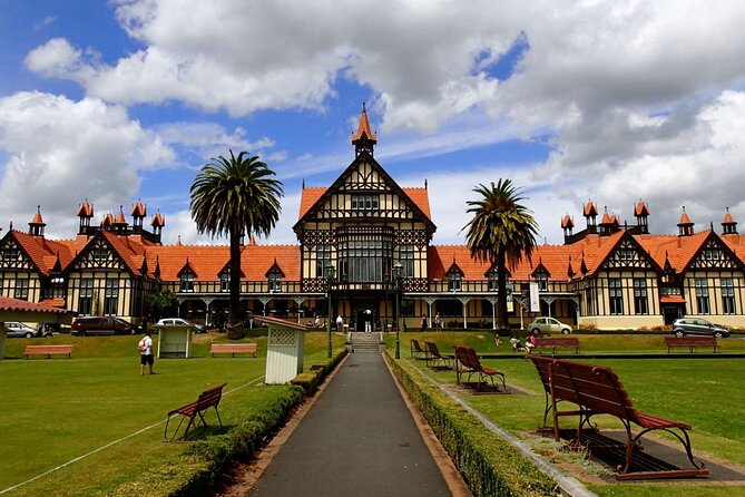 2 Day Tour Auckland to Hobbiton, Waitomo, Rotorua and Taupo - Day 2: Wai-O-Tapu Lady Knox Geyser, Taupo Crater Context, Huka Falls Tracks, and Hamilton Gardens