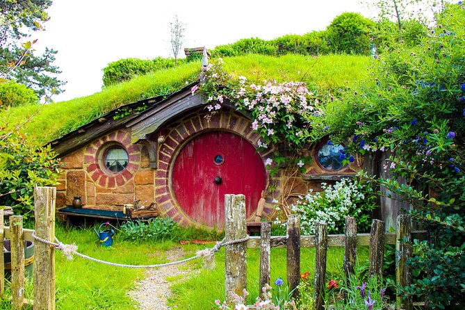 2 Day Waitomo Caves, Hobbiton Movie Set and Rotorua Tour from Auckland - A Māori Evening Experience with Hangi: Dinner That Feels Like Part of the Show