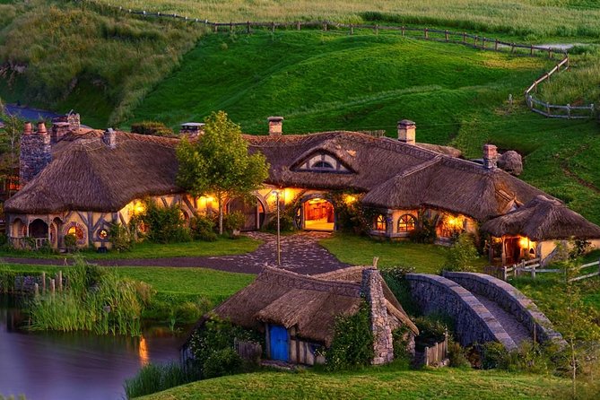 2 Day Waitomo Caves, Hobbiton Movie Set and Rotorua Tour from Auckland - Te Puia in Rotorua: Pōhutu Geyser, Māori Arts, and a Kiwi Chance