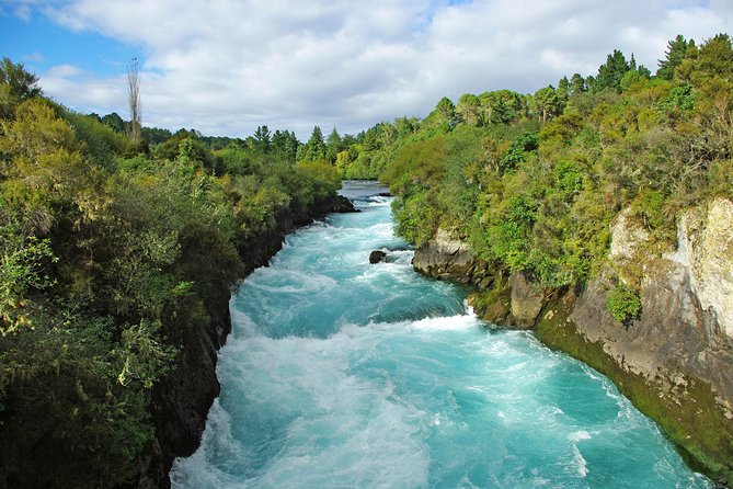 3-Day Hobbiton, Rotorua, Whakarewarewa, and Waitomo Tour - Waitomo Glowworm Caves: the underground boat ride effect