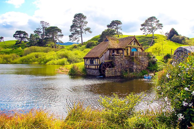 3 Day Waitomo Caves, Hobbiton Movie Set and Rotorua Tour from Auckland - Day 3: Wai-O-Tapu, Waimangu Volcanic Valley, and the ride back to Auckland