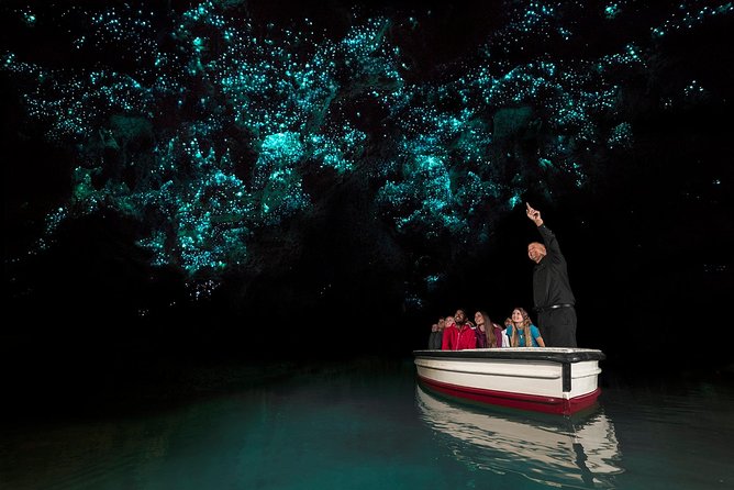 3 Day Waitomo Caves, Hobbiton Movie Set and Rotorua Tour from Auckland - How the guides and timing affect your day