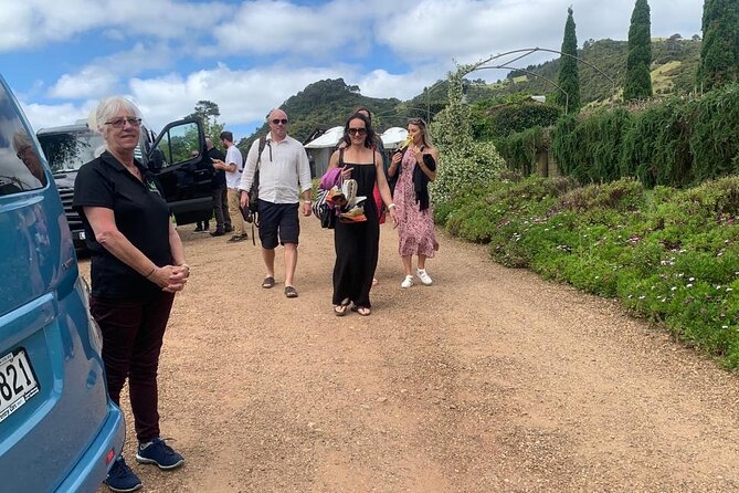 4.5-Hour Scenic Wine Tour with Private Guide & Up to 12 Tastings - Batch Winery: the lunch-and-tasting rhythm