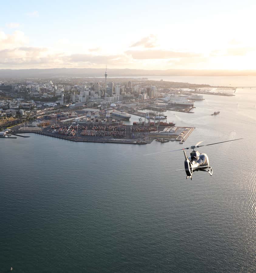 Auckland: 20min Helicopter scenic flight - City & Volcanoes - A 20-minute Auckland helicopter flight that actually uses the time