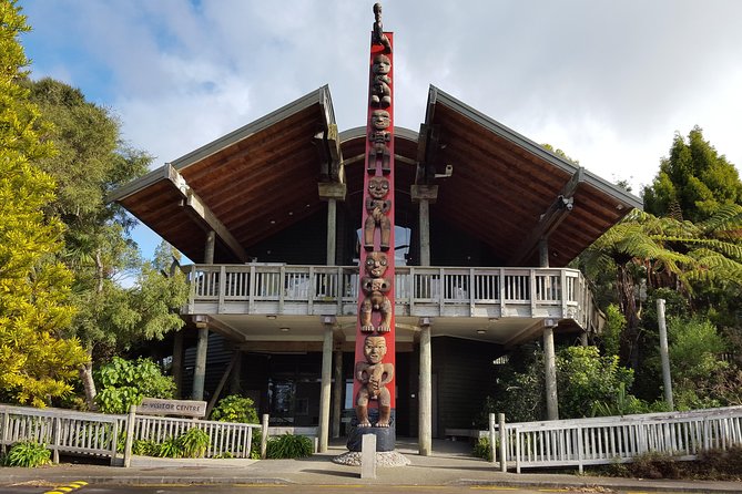 Auckland City Highlights, Afternoon Piha Beach & Rainforest Tour - Arataki Visitor Centre: Māori Carvings and Harbour Panoramas