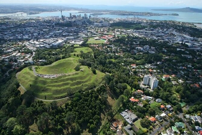 Auckland City Volcano & Scenic Highlights Tour - Electric van, real commentary: how the tour actually feels