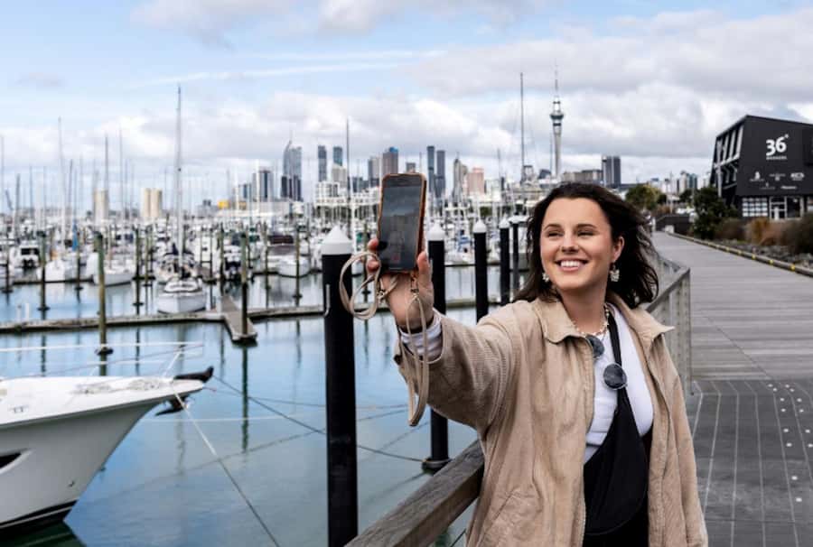 Auckland: GoGuided Auckland City Tour - How the host-driver and audio guide work together