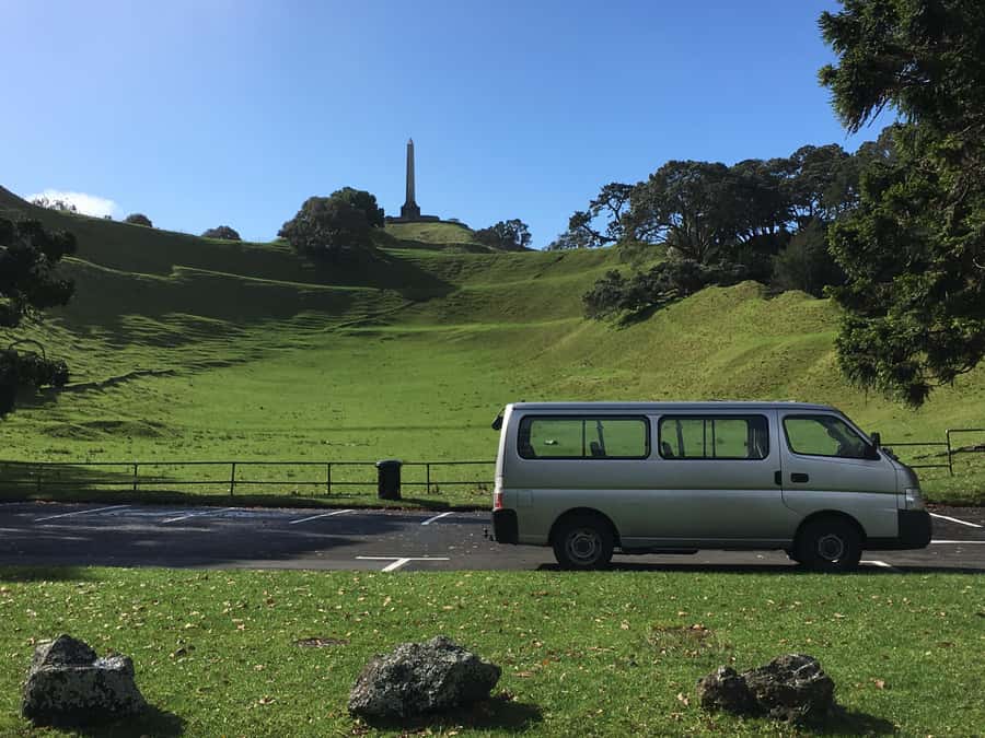 Auckland: Half-Day Auckland Volcanoes Tour - One Tree Hill (Maungakiekie): a guided crater-focused moment