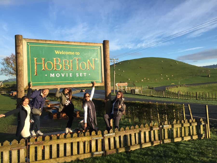 Auckland: Hobbiton and Rotorua Day Tour including Te Puia - Guides and group size: why the experience feels smooth