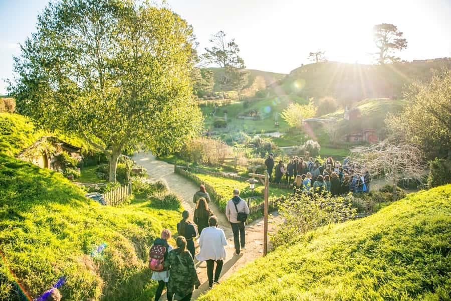Auckland: Hobbiton Movie Set Day Trip with Festive Lunch - Bagshot Row and the Hobbit Hole Interior: The Moment You’ll Remember