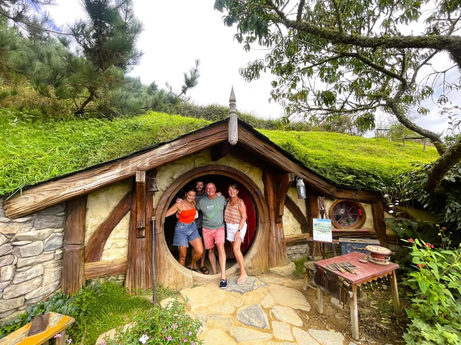 Auckland: Hobbiton, Waitomo Caves, and Rotorua 1-Way Tour - Waitomo Caves: Guided Underground + Glowworms From the Boat