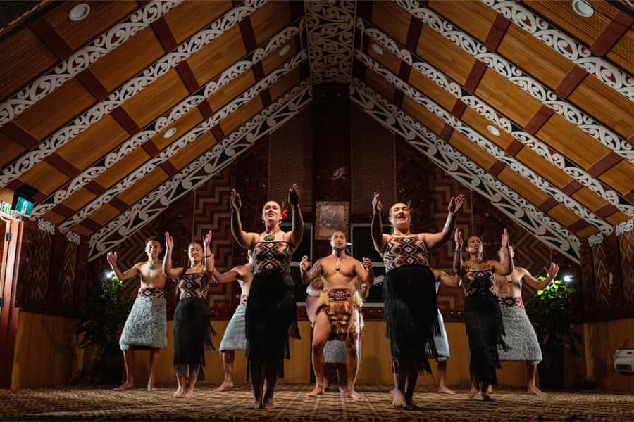 Auckland: Rotorua Wai-O-Tapu, Te Puia with Haka - The Blue and Green Lakes stop: pretty breaks, limited time