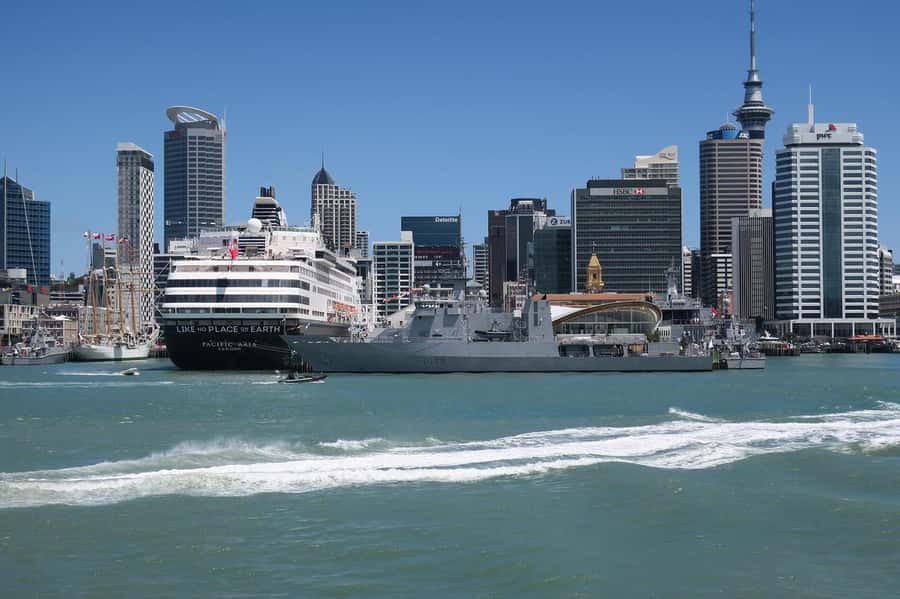 Auckland: Scenic Harbour Cruise with Live Commentary - Live English commentary: how to actually catch the guide