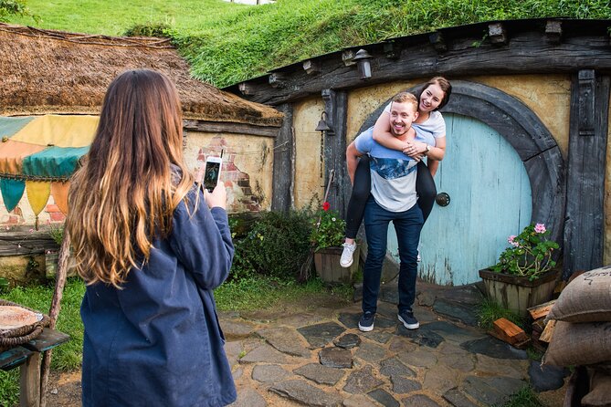 Auckland to Hobbiton Movie Set and Rotorua's Geothermal Valley - Small-group size and vehicle comfort (max 19)