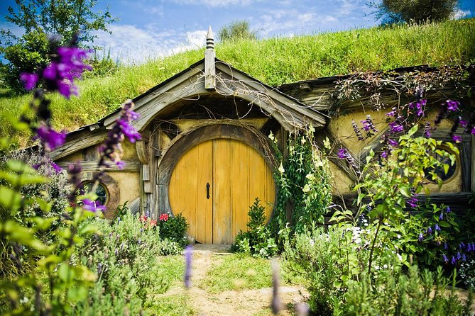 Auckland to Rotorua via Hobbiton Movie Set Tour - One Way - A one-way Auckland to Rotorua plan that actually saves time