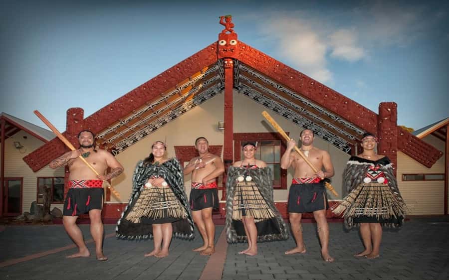 Auckland: Wai-O-Tapu, Maori Haka & Hot Springs Rotorua Tour - From Auckland to Rotorua: the 12-hour rhythm