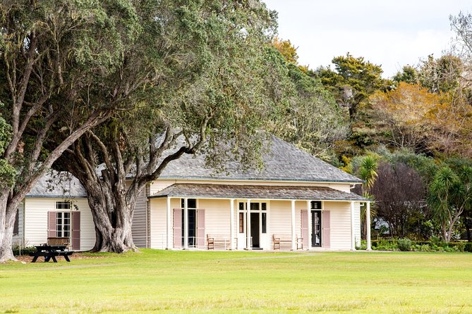 Bay of Islands Heritage Experience from Auckland incl. Waitangi & Russell - The Bay of Islands boat cruise from Paihia: dolphins and Cape Brett Lighthouse