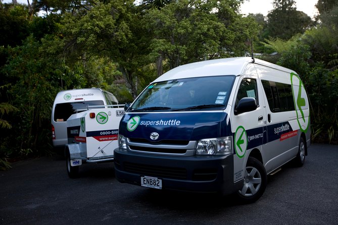 Departure Transfer: Auckland Central City Centre to Auckland Airport - Inside the Minivan: Comfort and Luggage Handling
