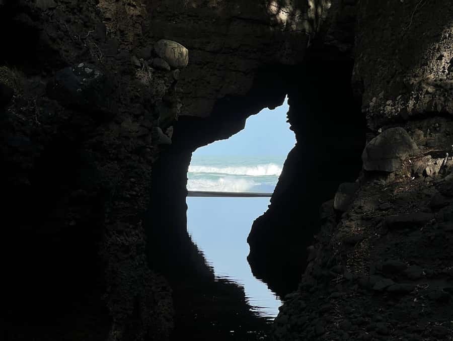 From Auckland: Guided Tour of Piha with Scenic Beach Walks - South Piha: black-sand cliffs, towering rock edges, and sea caves