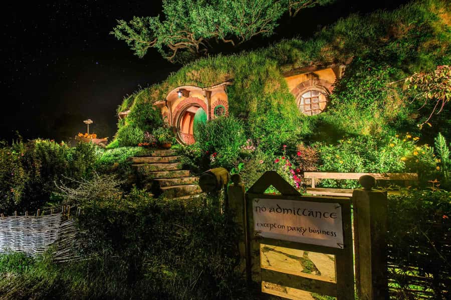 From Auckland: Hobbiton Movie Set Full-Day Small-Group Trip - Return to Auckland: Waikato River drive and Taupiri stop