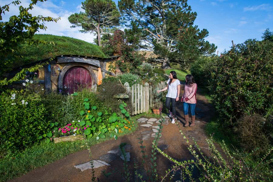 From Auckland: Hobbiton Movie Set Trip with Guided Tour - Practical tips: what to bring so Hobbiton feels easy