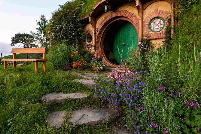 From Auckland:Hobbiton Movie Set & Waitomo Caves Small Group Tour - The lunch break in Waitomo District: plan for buying your own meal