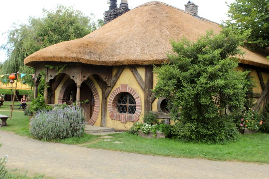 From Auckland: Hobbiton & Rotorua Tour with Lunch at Te Puia - Te Puia and Te Whakarewarewa Valley: geothermal sights plus Māori culture learning