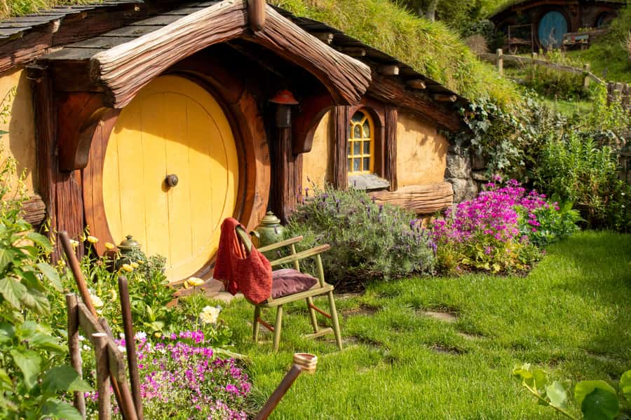 From: Auckland: Rotorua via Hobbiton Tour One Way Tour - Practicalities that matter: walking, luggage, snacks, and packing