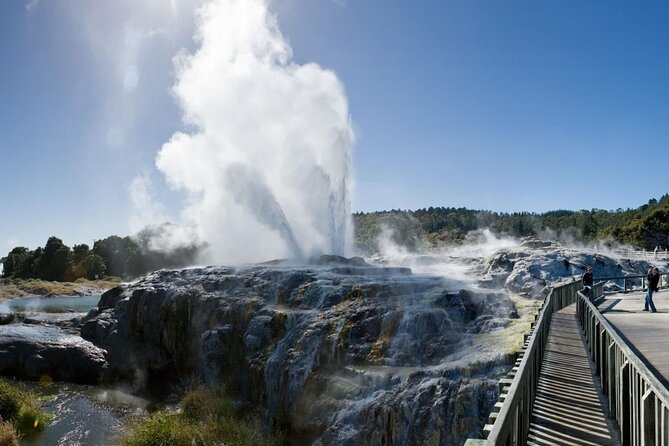 FULL DAY ROTORUA TOUR - Fully Customisable 13 hours Unlimited KMS - Day 1 from Hobbiton to Rotorua geothermal and the Taupō orbit