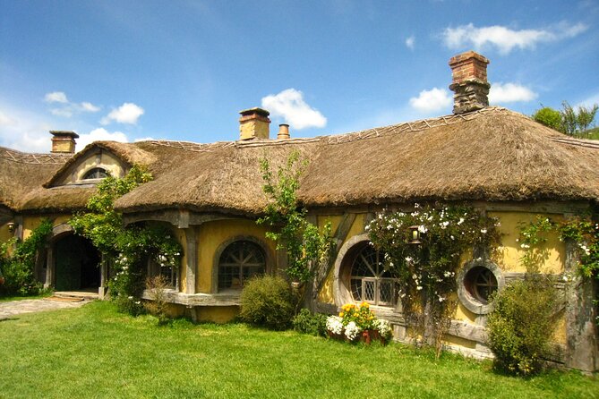 Hobbiton and Waitomo Caves Small Tour from Auckland - Hobbiton Movie Set: 2.5 hours inside Middle-earth