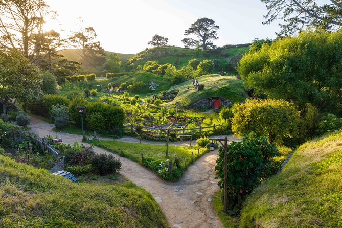 Hobbiton Movie Set and Hamilton Gardens Small Group-from Auckland - Hobbiton Movie Set: the guided experience that makes it click