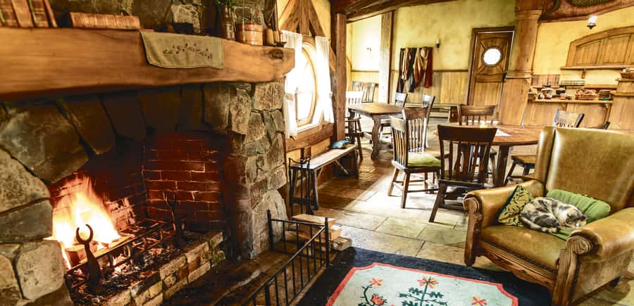 Hobbiton Movie Set & Rotorua Premium Day Tour from Auckland - Te Puia and Whakarewarewa: geothermal spectacle plus Māori craft