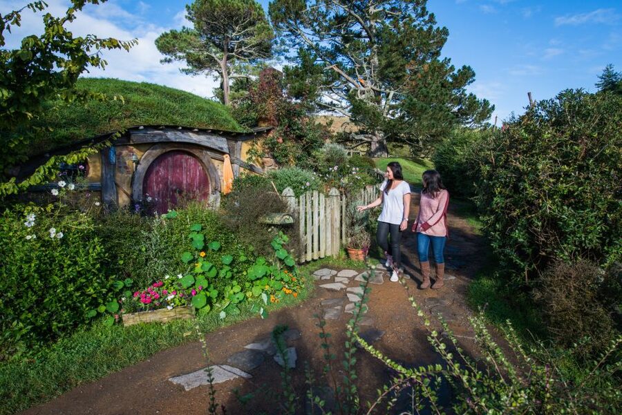 Hobbiton Movie Set & Rotorua Premium Day Tour from Auckland - Food reality check: light refreshment, but no full meals