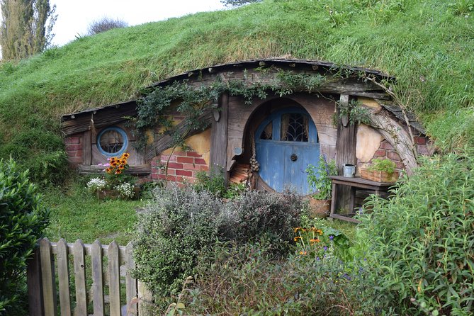 Hobbiton Movie Set Small Group Day Tour from Auckland - Small-group comfort on the bus: Wi‑Fi, charging, and a calmer pace