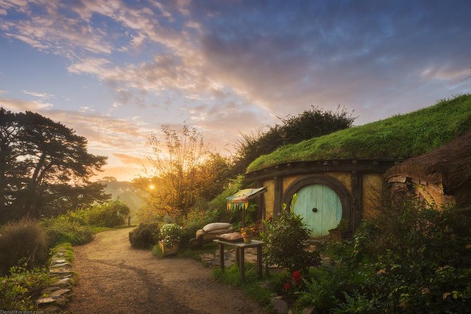Hobbiton Movie Set tour & Glowworm Cave day tour - A One-Day Auckland Double Feature: Hobbiton + Waitomo Glowworm Caves
