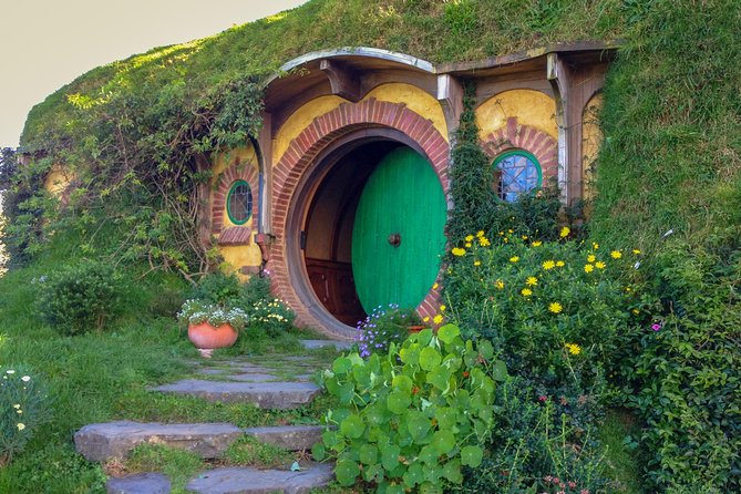 Hobbiton Movie Set Tour with lunch from Auckland - Entering the Hobbiton movie set: what a guided flow feels like