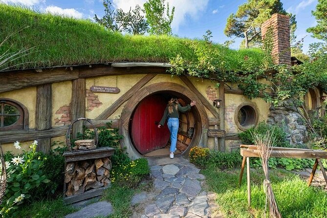 Hobbiton Movie set & Waitomo Caves Small Group Tour From Auckland - How the 11-Hour Schedule Feels in Real Life