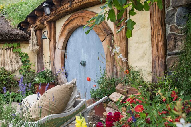 Hobbiton & Rotorua Māori Village with Lunch from Auckland - Hobbiton’s The Shire: iconic spots, guided storytelling