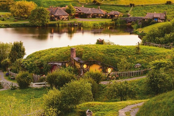 Hobbiton & Waitomo Caves Guided Day Trip from Auckland incl lunch - The drive south includes Waikato River views and Māori cultural touchpoints