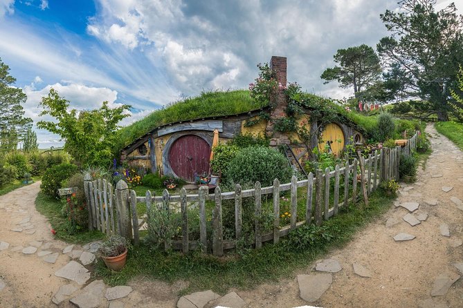 Hobbiton & Waitomo Caves Guided Day Trip from Auckland incl lunch - Lunch breaks the day without wasting your time
