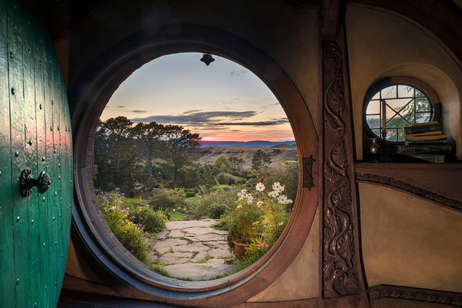 Hobbiton & Waitomo Caves Guided Tour from Auckland with Lunch - From Auckland at 7:45: coach comfort, snacks, and Wi‑Fi reality