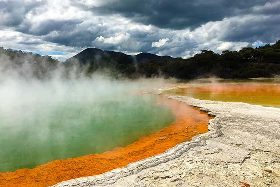 Hobbiton, Waitomo, Rotorua & Taupo 2-Day Tour from Auckland - Waitomo Glowworm Caves: What You Actually Do Inside