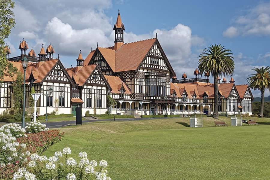 Hobbiton, Waitomo, Rotorua & Taupo 2-Day Tour from Auckland - Guides, Minibuses, and the Small-Group Advantage