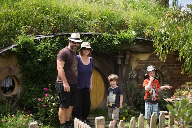 Luxury Small group tour from Auckland to Hobbiton Movie Set - 6:00am Auckland hotel pickup: the luxury start you actually need