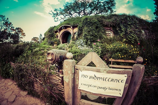 Luxury Small group tour from Auckland to Hobbiton Movie Set - Stop 1: Hobbiton Movie Set for about 3 hours