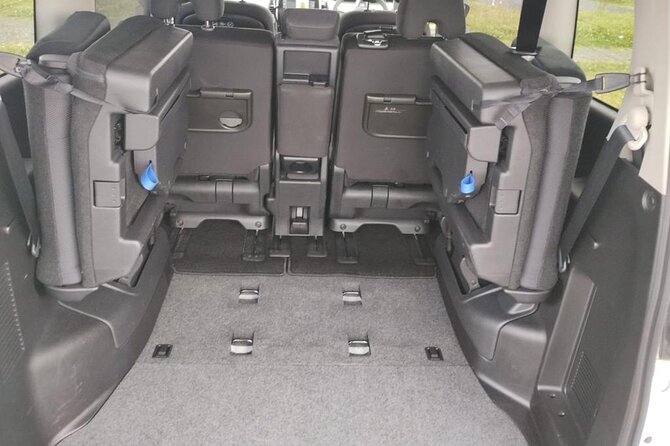 Private Auckland Airport Transfer: to/from City Hotels in Minivan - Where you meet the driver: Ray Emery Drive and the airport pick-up zones