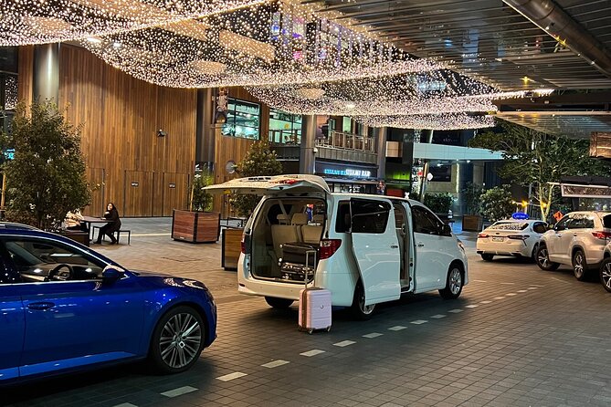 Private Auckland Airport Transfer: to/from City Hotels in Minivan - Leaving the airport and reaching your CBD-area hotel