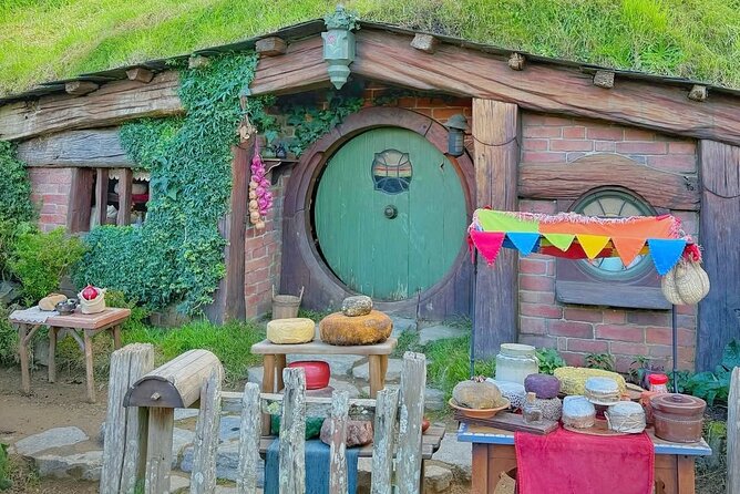 Private Hobbiton Movie Set and Rotorua Day Trip from Auckland - A private 12-hour mix of film magic and geothermal power