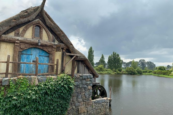 Private Luxury Tour to Hobbiton Movie Set & Waitimo Glowworm Cave - Private pickup, a chauffeur day, and how the schedule actually feels