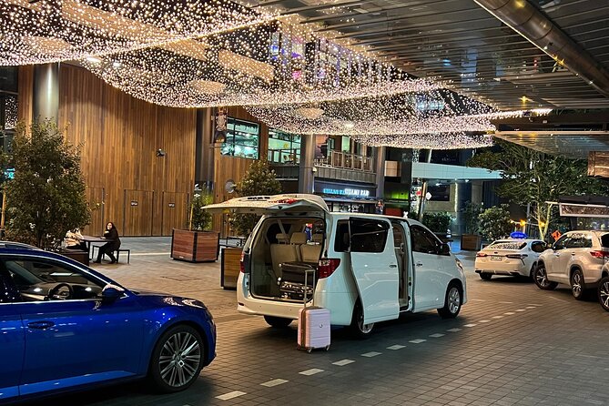 Private Mini Van Transfer From Auckland Airport to Auckland City - From Auckland Airport wheels-down to your CBD front door